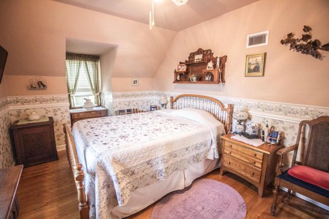 12209 Cathedral AVENUE, Wauwatosa, WI 53226