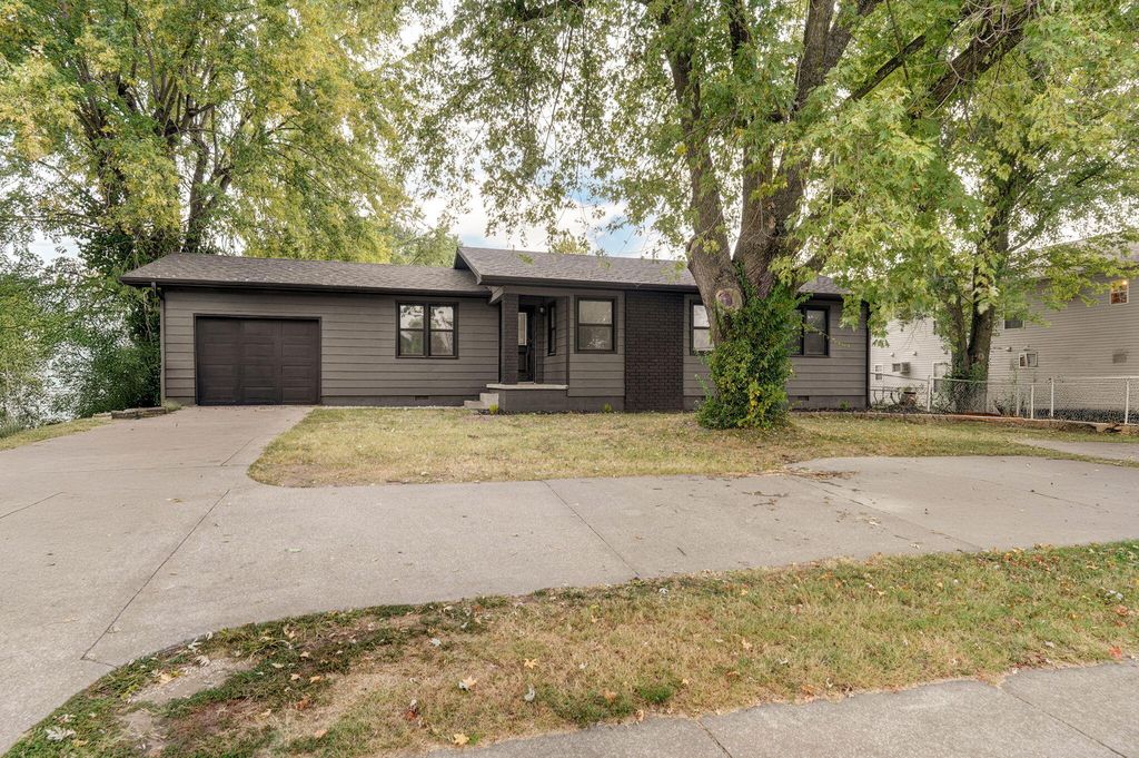 425 W Aldrich Road, Bolivar, MO 65613