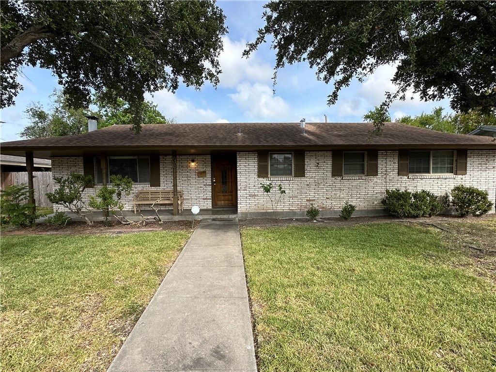 1030 Burkshire Dr, Corpus Christi, TX 78412 — exterior