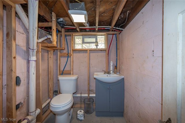 1966 Mattingly Road, Hinckley, OH 44233