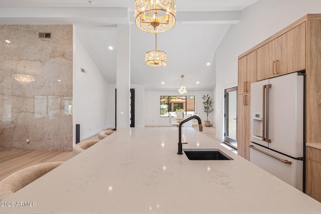 Image 10 of property listing at 10012 N 76TH Place, Scottsdale, AZ 85258