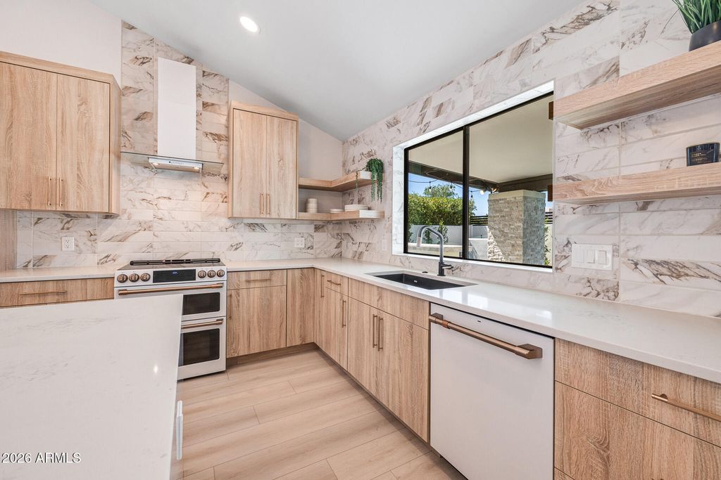 Image 12 of property listing at 10012 N 76TH Place, Scottsdale, AZ 85258