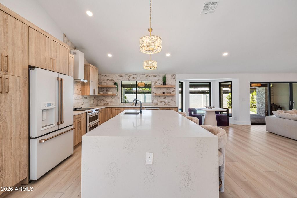 Image 7 of property listing at 10012 N 76TH Place, Scottsdale, AZ 85258