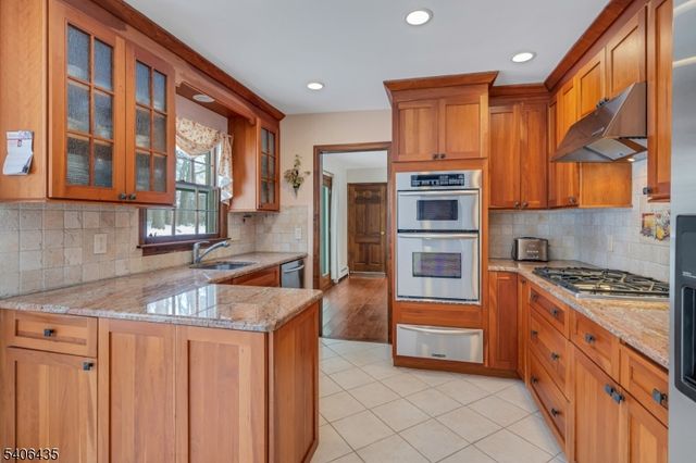 6 Prides Crossing, Chester Twp., NJ 07930