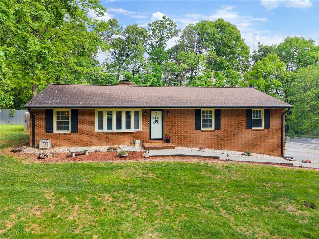 5403 Tomahawk CIR, Salem, VA 24153
