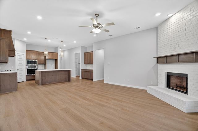 321 Skeen Peak, Springtown, TX 76082