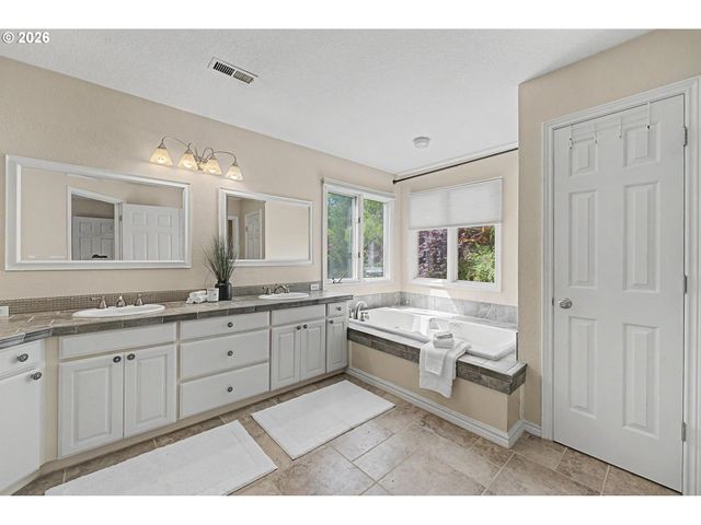 13202 ROGERS Rd, Lake Oswego, OR 97035