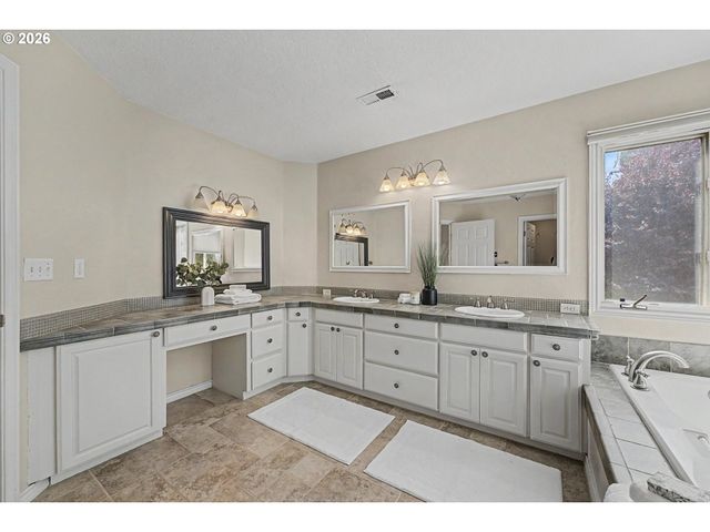 13202 ROGERS Rd, Lake Oswego, OR 97035