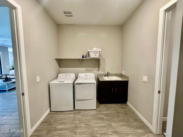 8024 W STATE Avenue, Glendale, AZ 85303