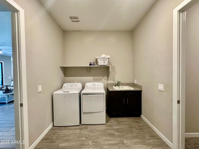 8024 W STATE Avenue, Glendale, AZ 85303