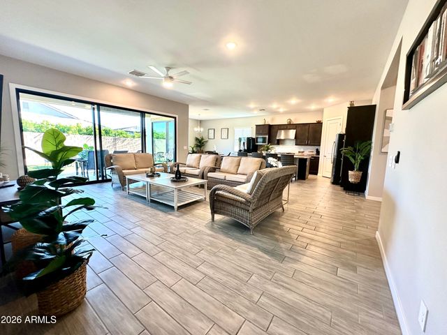 8024 W STATE Avenue, Glendale, AZ 85303