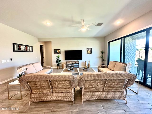 8024 W STATE Avenue, Glendale, AZ 85303
