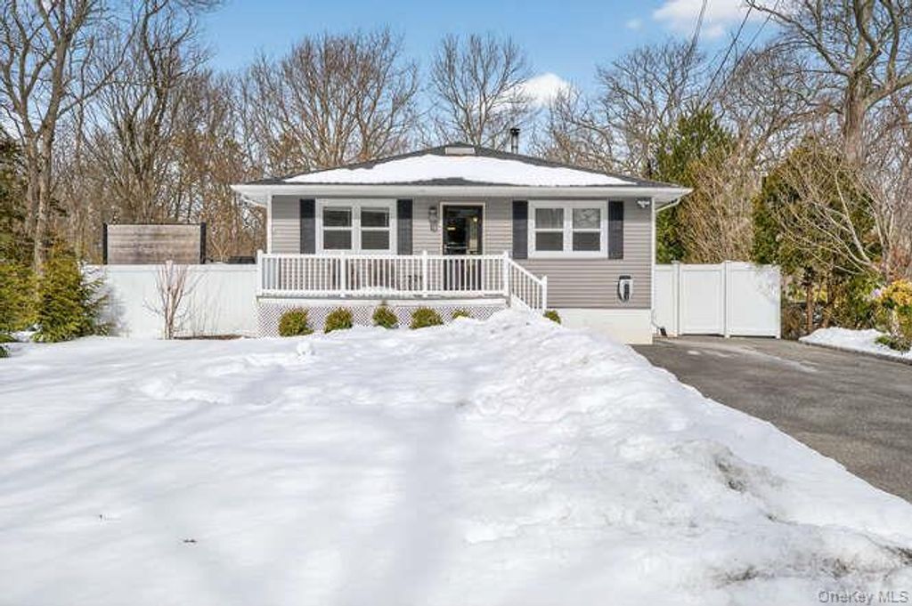 11 Mississippi Avenue, Port Jefferson Station, NY 11776