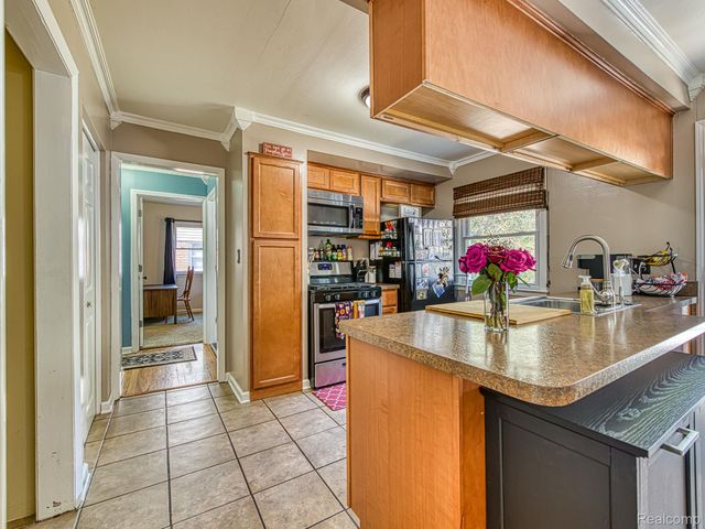 16287 Windermere Circle, Southgate, MI 48195