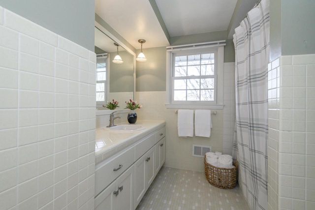 616 Westminster DRIVE, Waukesha, WI 53186