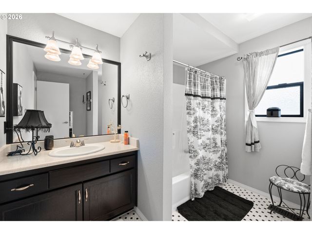 15702 Ne SUMMERPLACE Dr, Portland, OR 97230