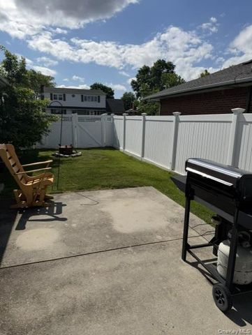 555 Parker Avenue, Levittown, NY 11756