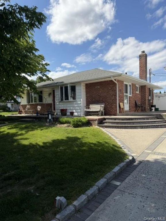 555 Parker Avenue, Levittown, NY 11756