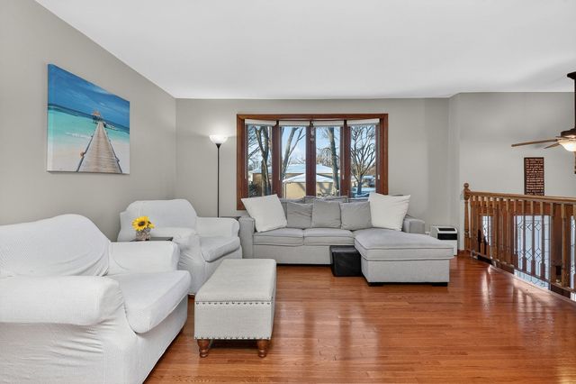 1580 College Lane S, Wheaton, IL 60189