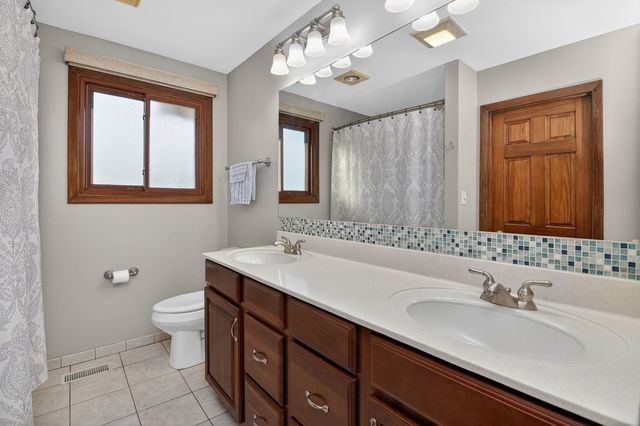 1580 College Lane S, Wheaton, IL 60189