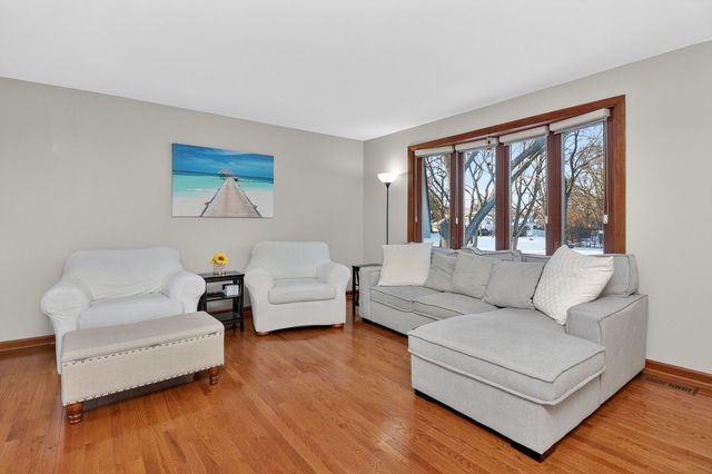 1580 College Lane S, Wheaton, IL 60189