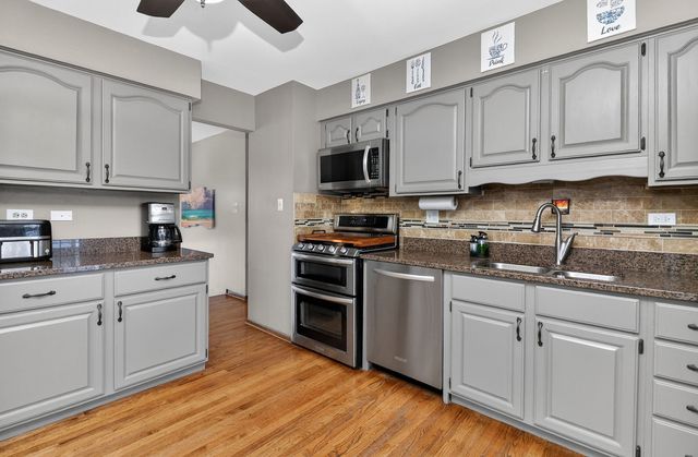 1580 College Lane S, Wheaton, IL 60189