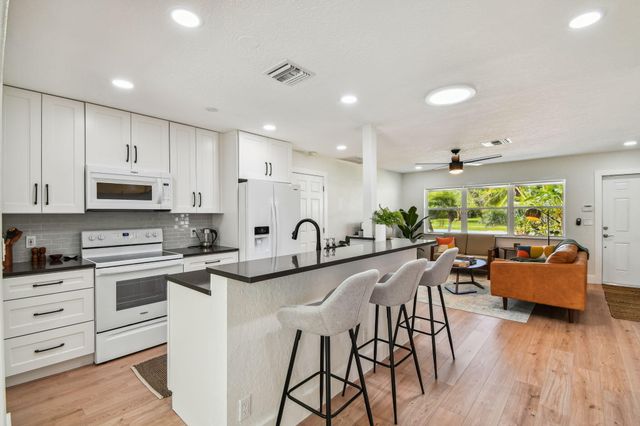 702 NE 10th Avenue, Boynton Beach, FL 33435