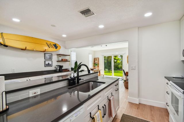 702 NE 10th Avenue, Boynton Beach, FL 33435