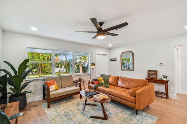 702 NE 10th Avenue, Boynton Beach, FL 33435