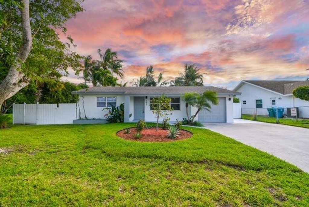 702 NE 10th Avenue, Boynton Beach, FL 33435