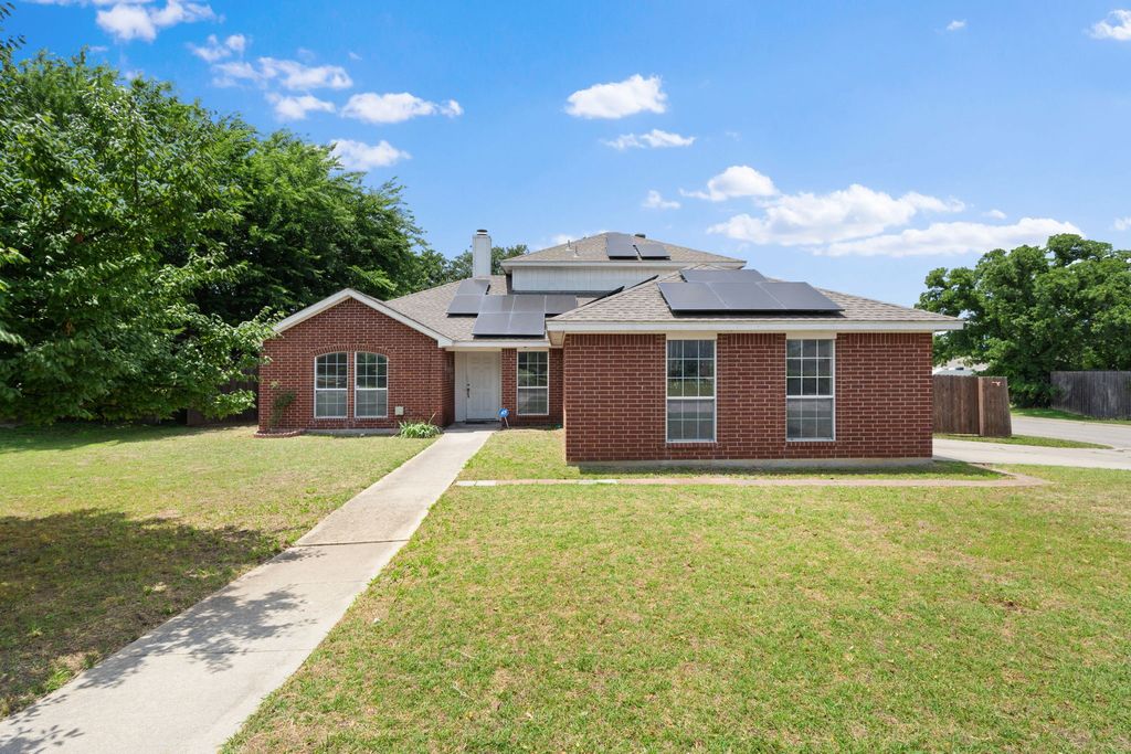 633 Madeline Court, Azle, TX 76020