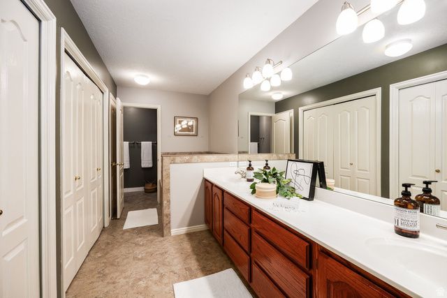 1598 W CORNERSTONE DR, South Jordan, UT 84095