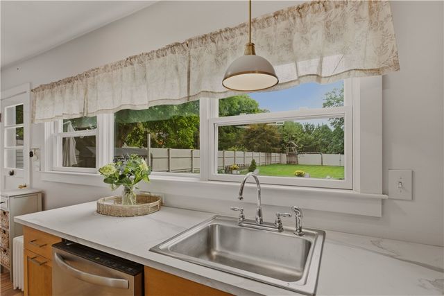 275 Green End Avenue, Middletown, RI 02842