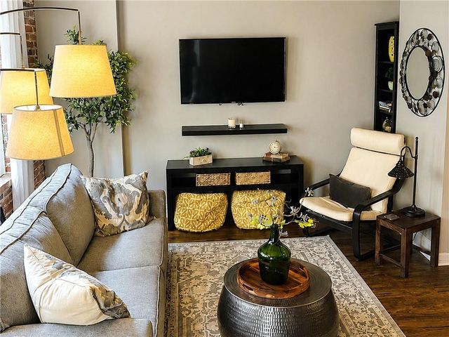 312 W 8th Street 411, Kansas City, MO 64105
