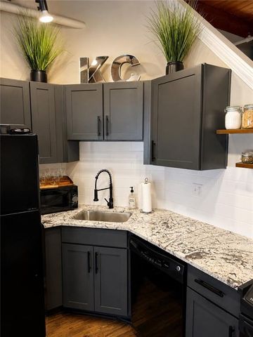 312 W 8th Street 411, Kansas City, MO 64105