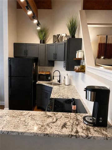 312 W 8th Street 411, Kansas City, MO 64105