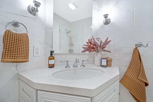 941 33rd St, Sacramento, CA 95816