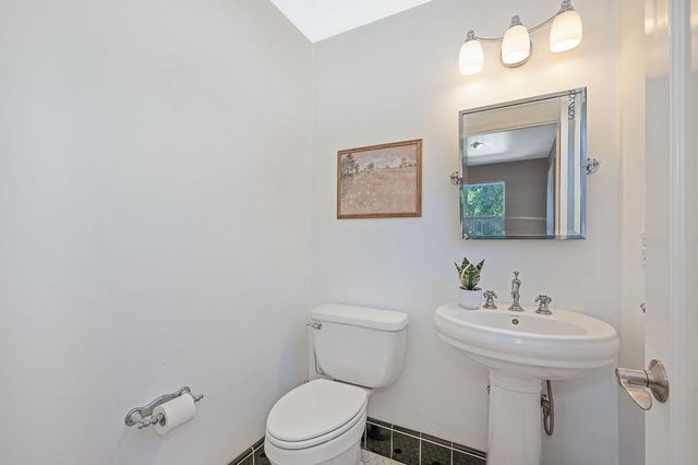 941 33rd St, Sacramento, CA 95816