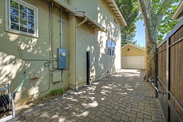 941 33rd St, Sacramento, CA 95816