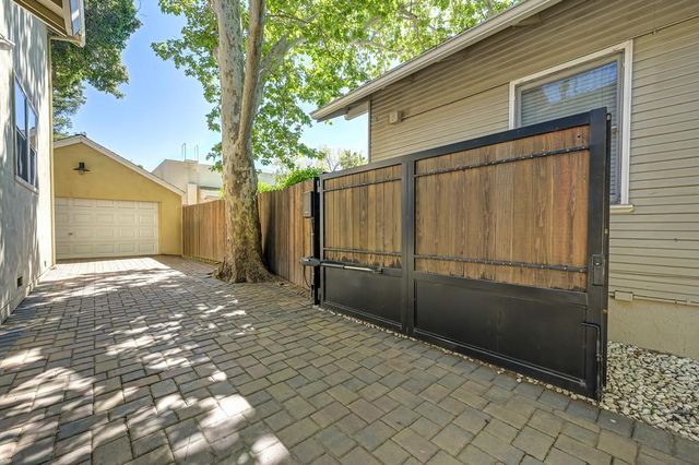 941 33rd St, Sacramento, CA 95816