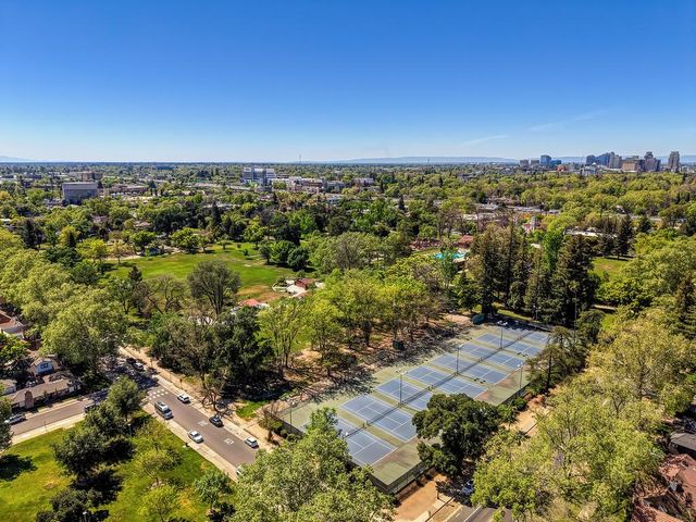 941 33rd St, Sacramento, CA 95816