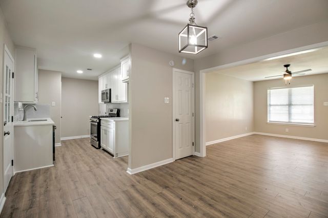 327 W Mckinney Street, Pilot Point, TX 76258