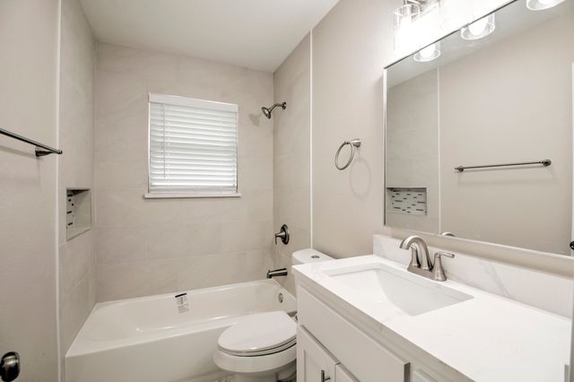 327 W Mckinney Street, Pilot Point, TX 76258