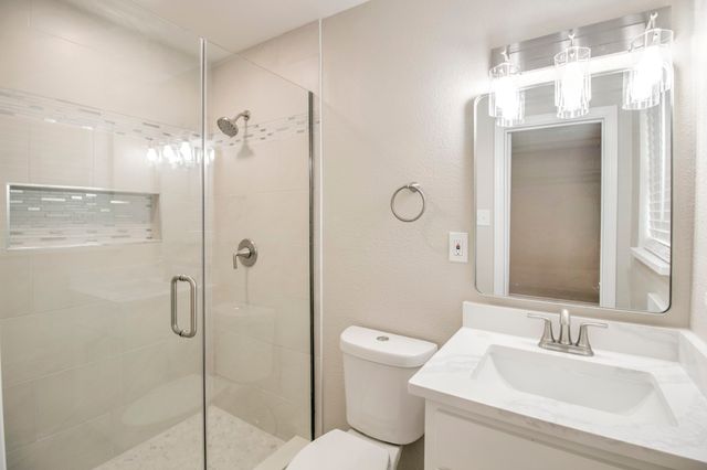 327 W Mckinney Street, Pilot Point, TX 76258