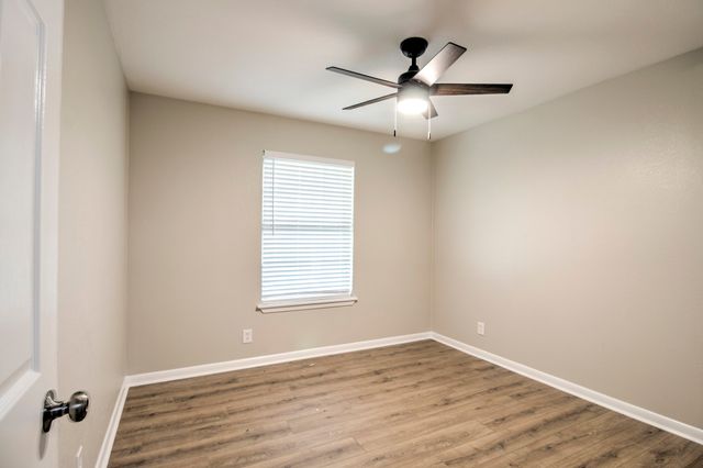327 W Mckinney Street, Pilot Point, TX 76258