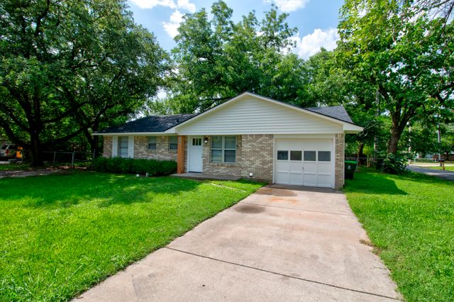 327 W Mckinney Street, Pilot Point, TX 76258