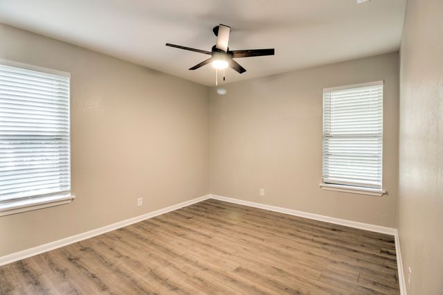 327 W Mckinney Street, Pilot Point, TX 76258