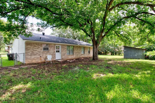 327 W Mckinney Street, Pilot Point, TX 76258