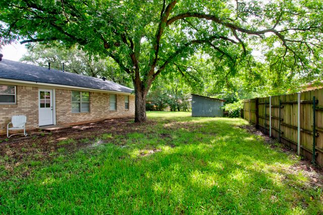327 W Mckinney Street, Pilot Point, TX 76258