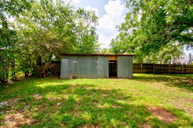 327 W Mckinney Street, Pilot Point, TX 76258